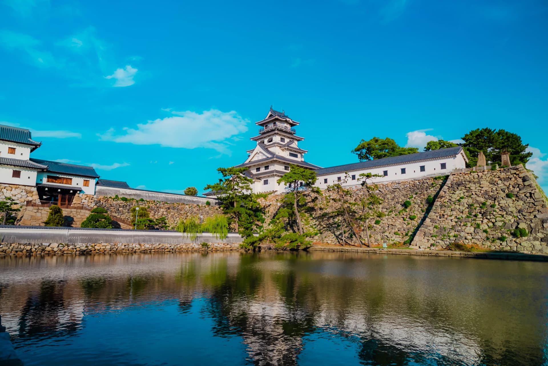 Walk round the moat of Imabari Castle