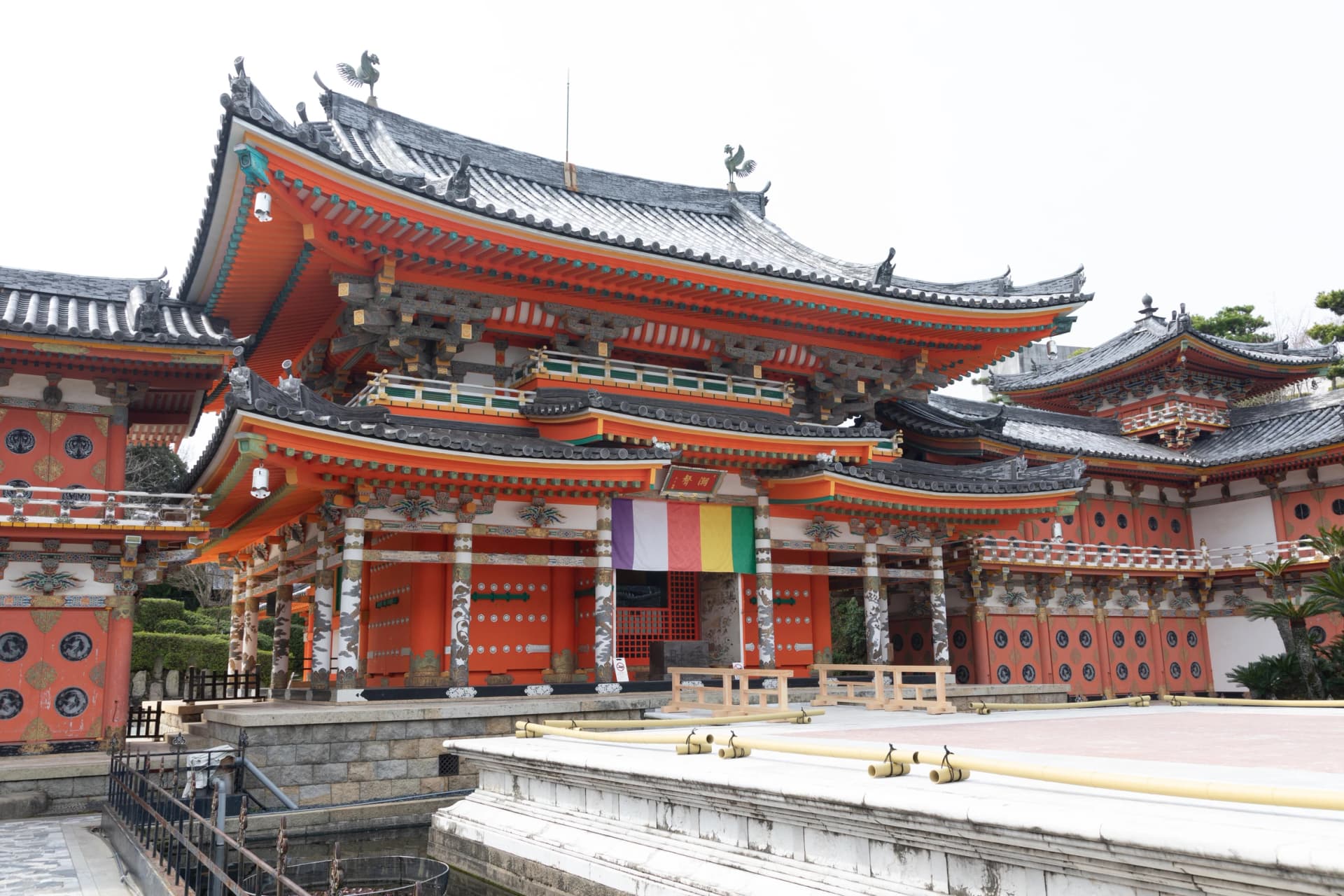 Wander the red halls of Kōsan-ji