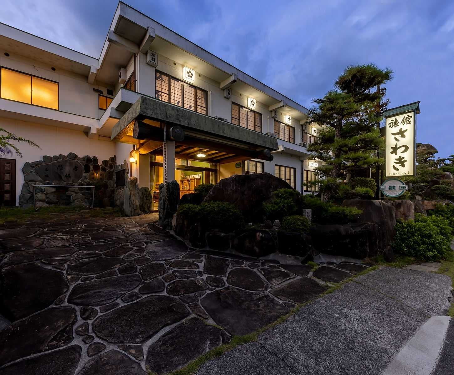Arrive at Ryokan Sawaki on Ōmishima at dusk