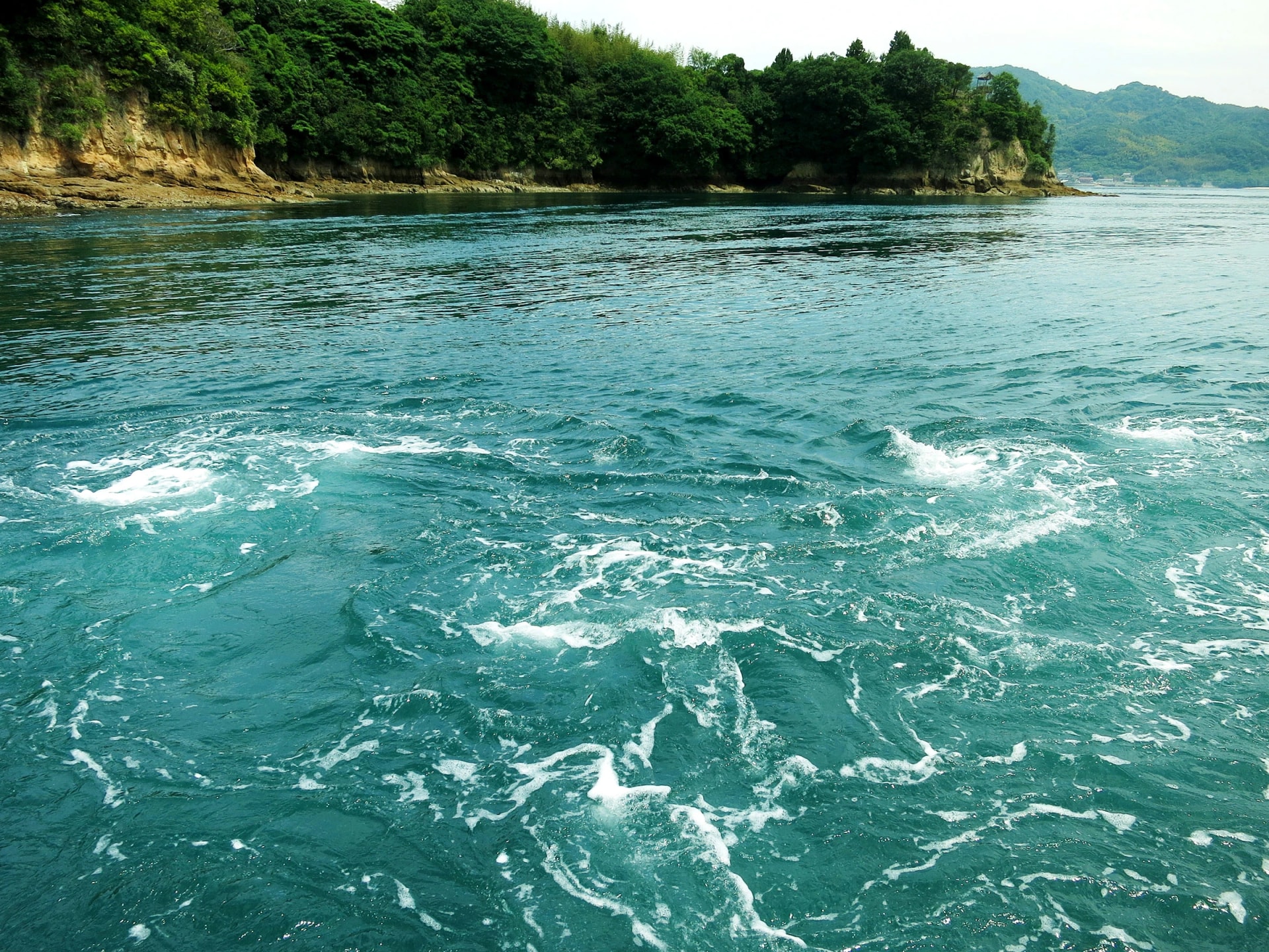 Watch the tide race past the islands off Miyakubo
